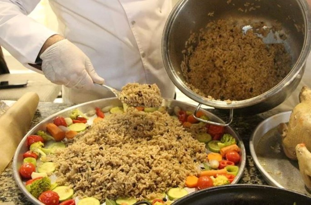 İç pilavına 1 kaşık eklemek lezzetini 5'e katlıyor: Nar gibi kızarmış yılbaşı hindisi tarifi - 7