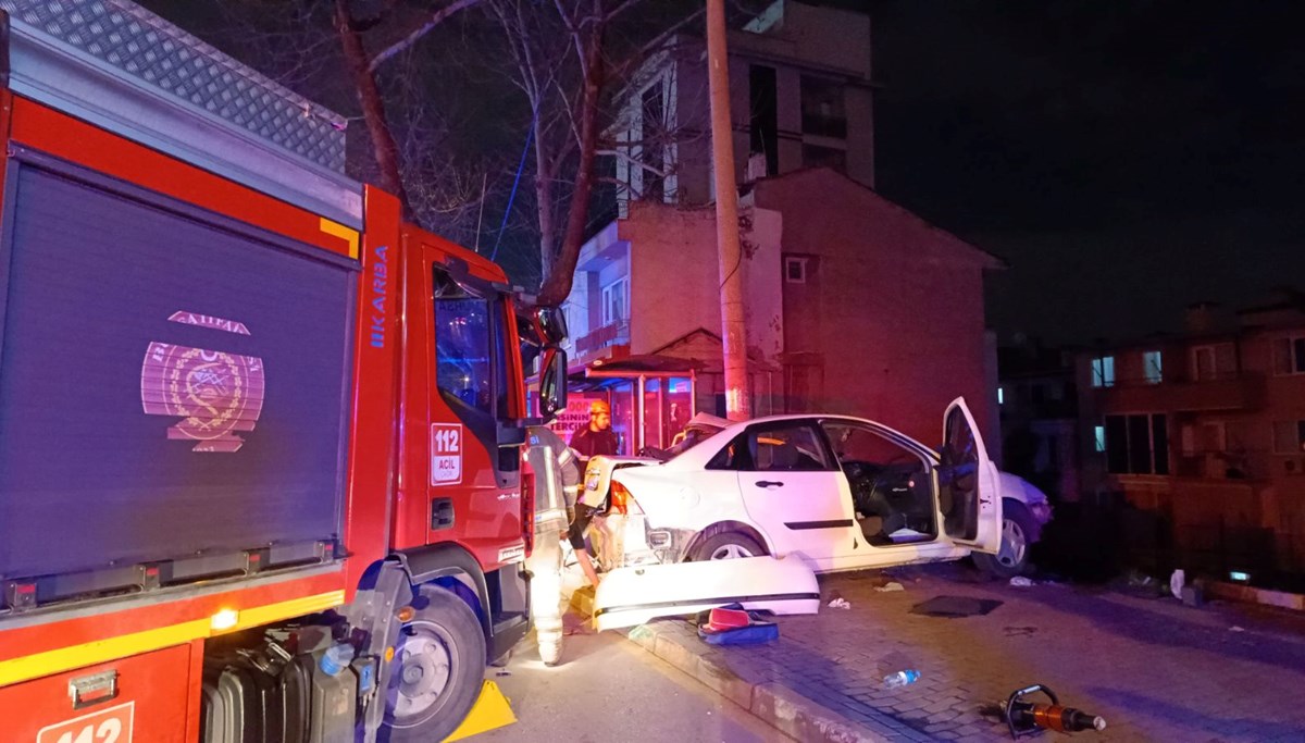 Önce elektrik direğine çarptı sonra korkuluklarda asılı kaldı: 1 ölü