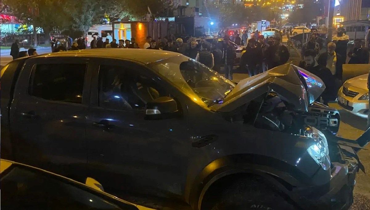 Sürücü dehşeti: 1'i bebek altı kişiyi yaraladı, kaçmaya çalışırken ortalığı savaş alanına çevirdi Sürücü dehşeti: 1'i bebek altı kişiyi yaraladı, kaçmaya çalışırken ortalığı savaş alanına çevirdi