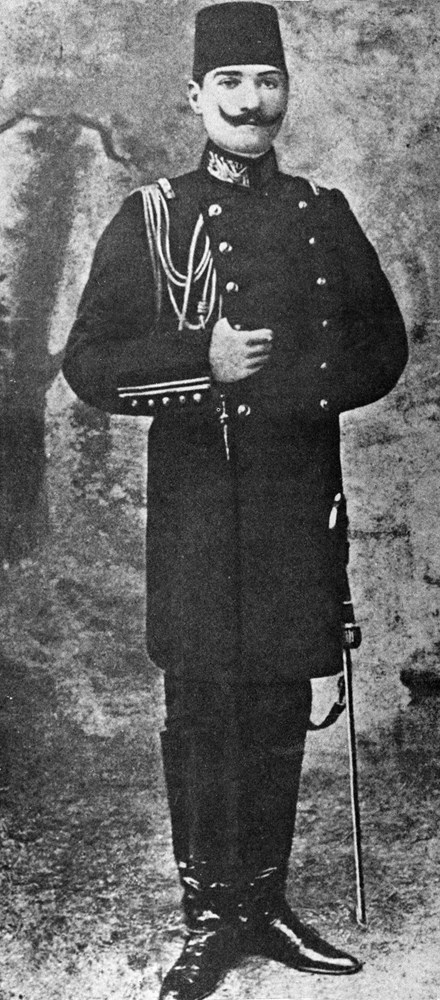 ataturk un gulerken cekilmis