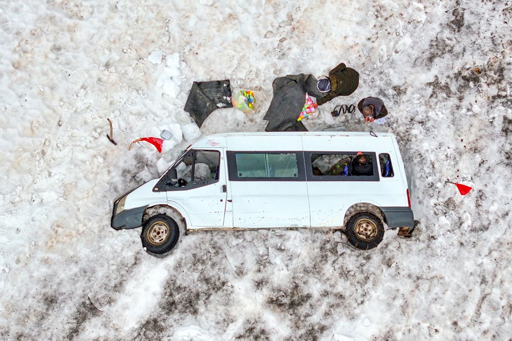 Minibüs 4,5 aydır kar altında bekliyor: “Bazen uykularıma bile giriyor, çok mağdurum” - 7