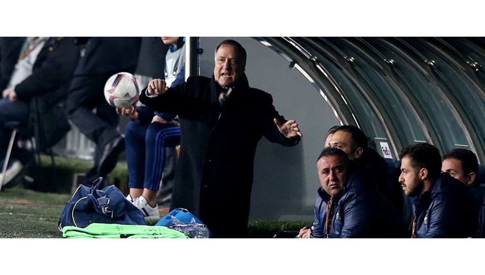 Advocaat: Kötü futbolu oyunculara sorun, dürüstlerse cevap verirler