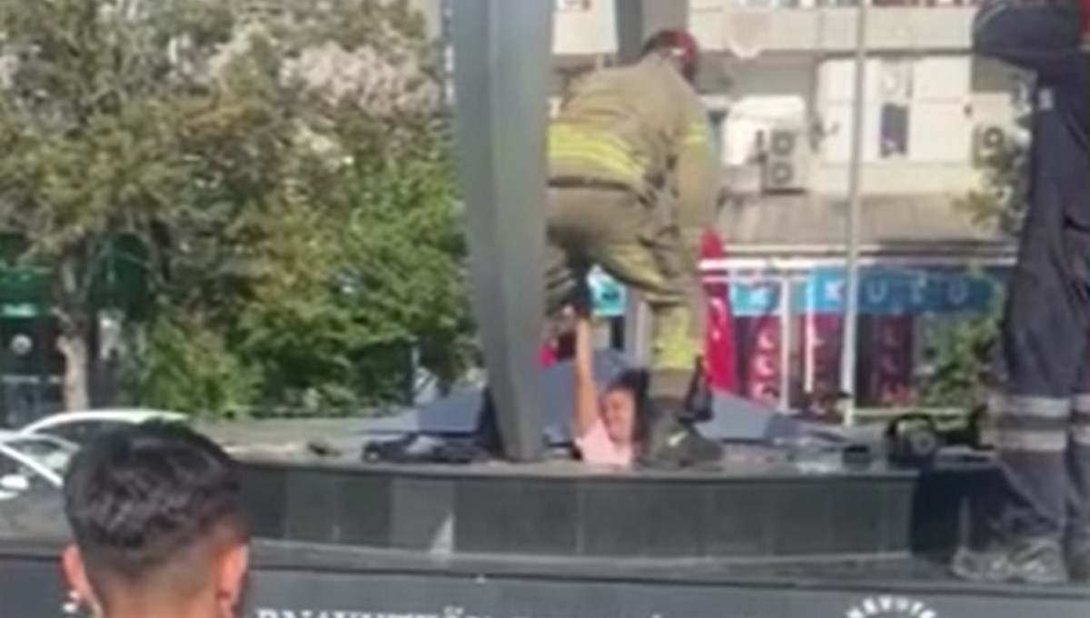 Düşürdüğü parayı almak için girdi, anıtın içine mahsur kaldı Düşürdüğü parayı almak için girdi, anıtın içine mahsur kaldı