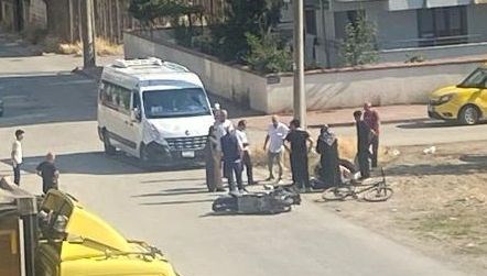 Servis minibüsü ile çarpışan motosikletin sürücüsü yaralandı