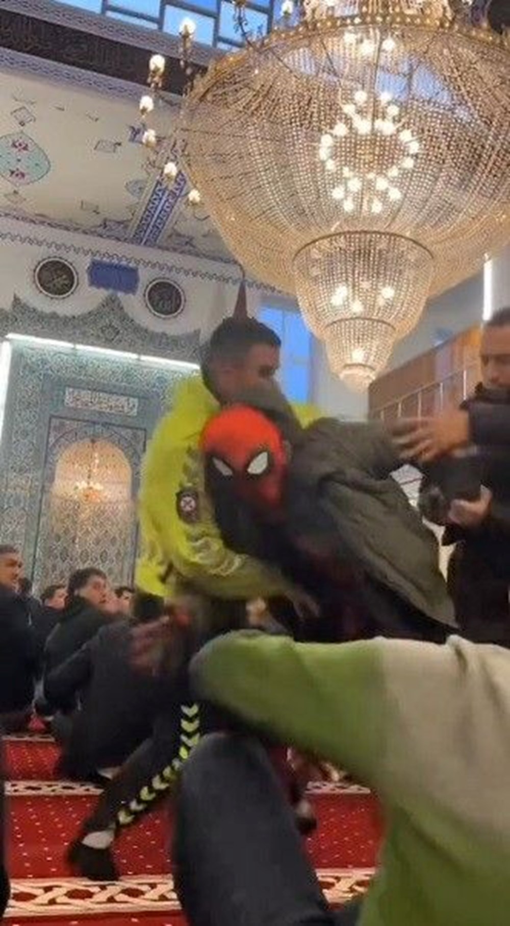 Bayram namazına "Örümcek Adam" kostümüyle katılmıştı: Amacım insanları mutlu etmekti - 2