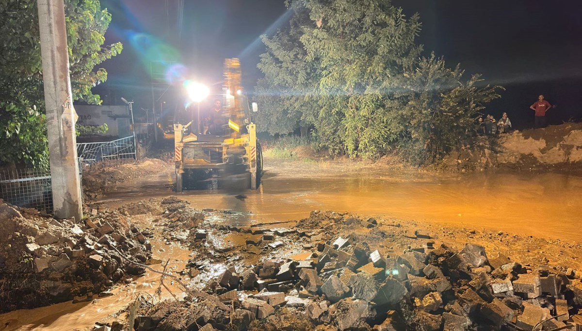 Aydın'da sağanak nedeniyle dereler taştı: Ev ve çiftlikleri su bastı