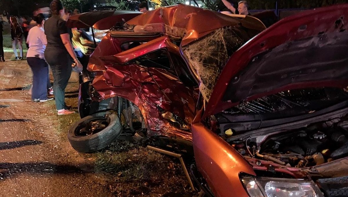 Otomobil kağıt gibi ezildi: Biri bebek 4 ölü Otomobil kağıt gibi ezildi: Biri bebek 4 ölü