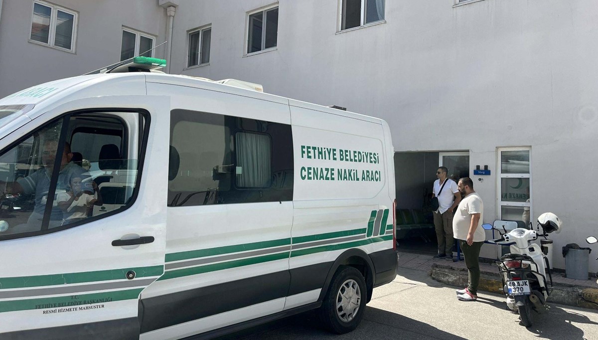 Yüzerken havuzda fenalaşarak yaşamını yitirdi