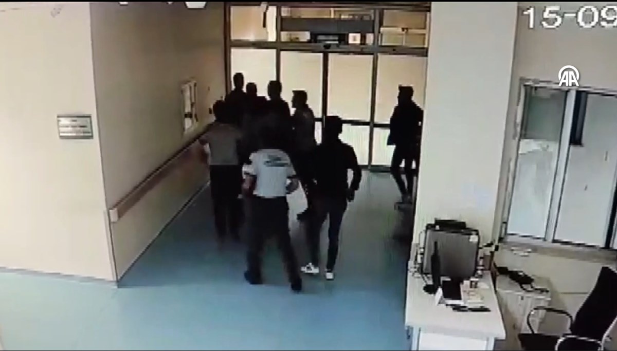 Hasta yakını polis memuru ile güvenlik görevlileri arasındaki kavga kamerada Hasta yakını polis memuru ile güvenlik görevlileri arasındaki kavga kamerada
