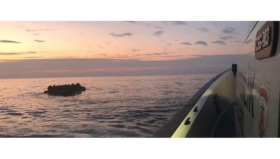 Kuşadası açıklarında 40 göçmen kurtarıldı, bir çocuğun cesedine ulaşıldı
