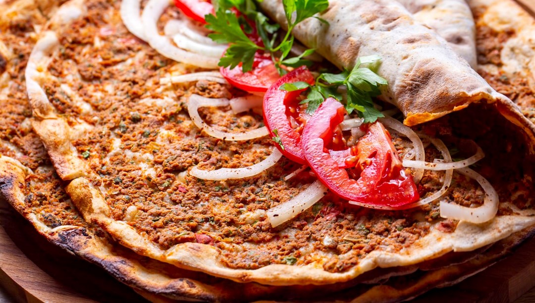 Çıtır çıtır ev lahmacunu yapmak için bir çay kaşığı eklemek yetiyor! Yiyen ustaların elinden çıkmış sanıyor