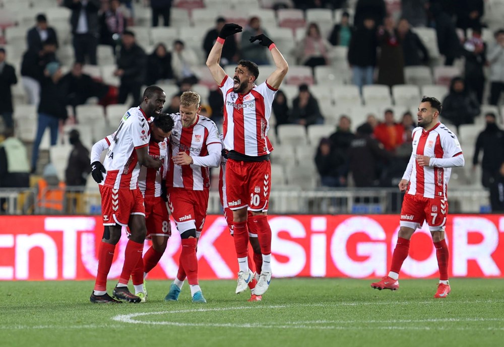 İstek Çalımbay, Fenerbahçe maçı sonrası esti gürledi: "Öyle bir şey yok, kabul etmiyorum" 77 MEeNVzI1QE6imHWyBc3b2g