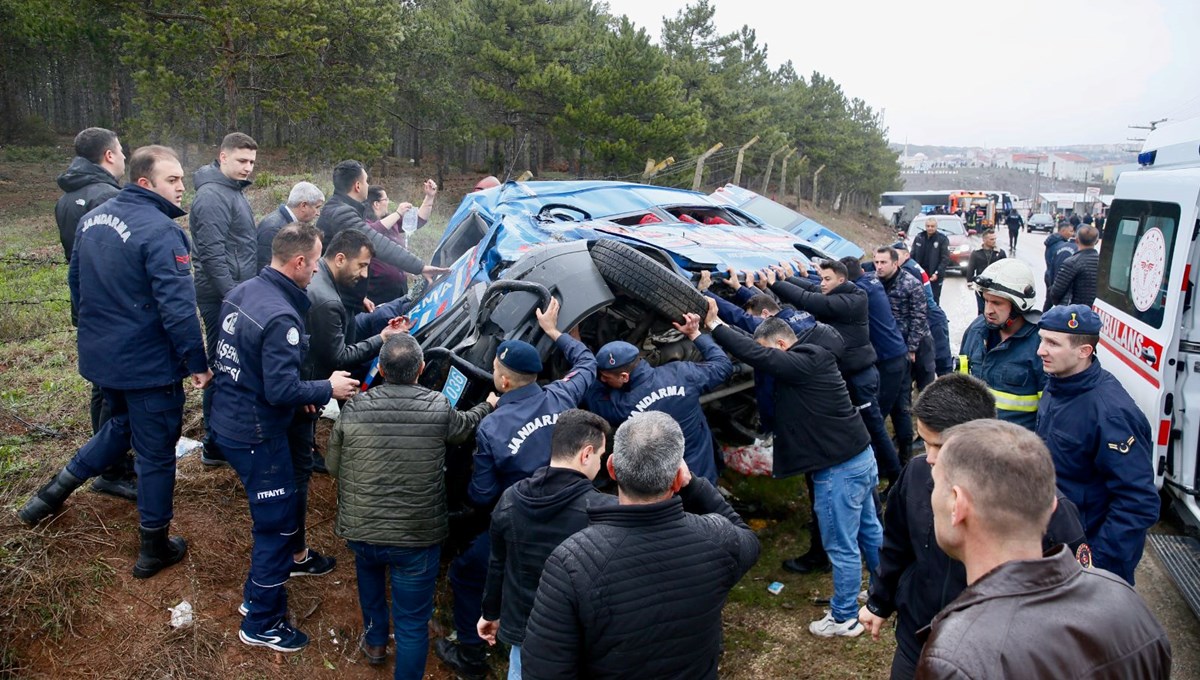 Eskişehir'de zincirleme trafik kazası: 12'si asker 14 yaralı