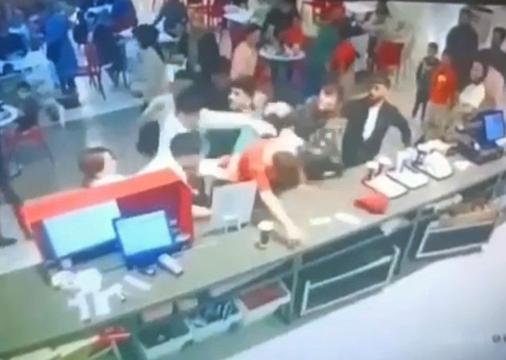 AVM’de hamburger kavgası: Garsonu dövdüler - 2
