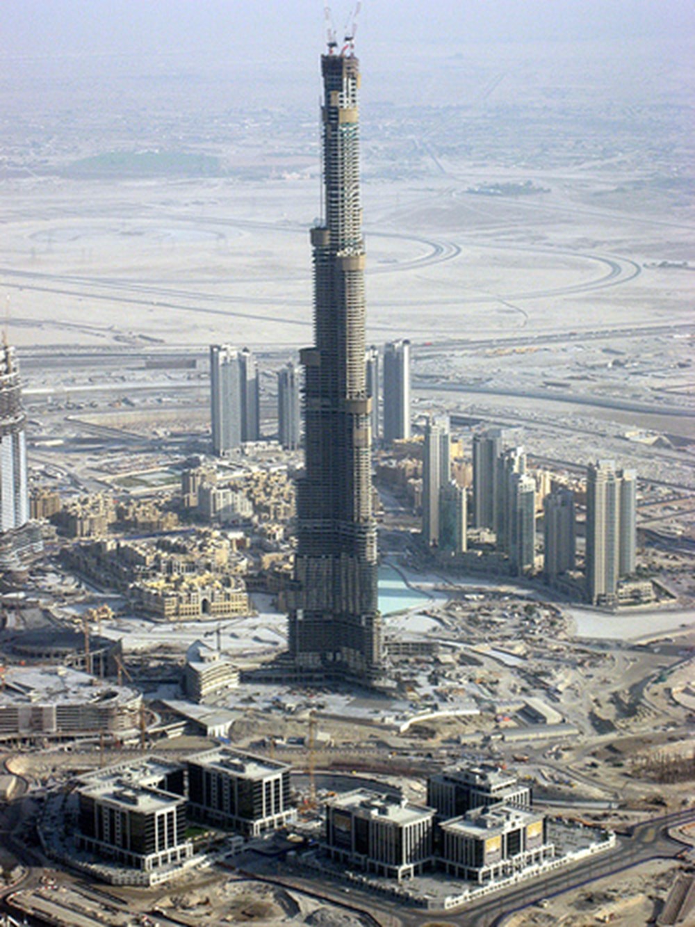 Самые высокие небоскребы в мире этажей. Высота Бурдж Халифа в Дубае. Бурдж Халифа самое высокое здание в мире. Дубай небоскреб 1300 метров. Бурдж Халифа 124 этаж высота.