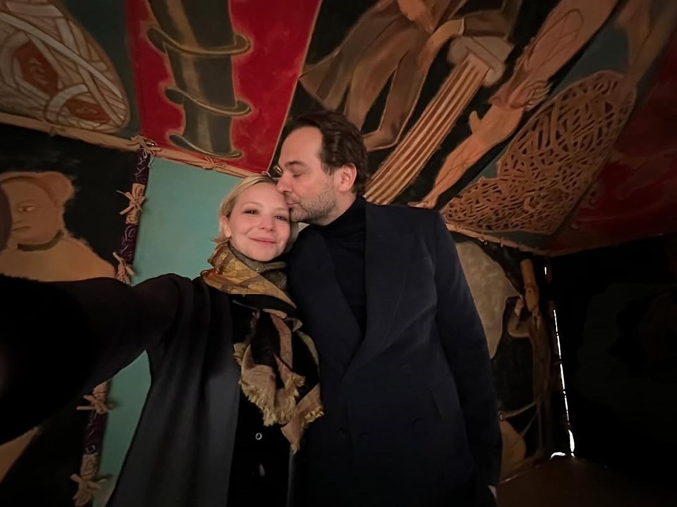 Succession dizisinin yıldızı Annabelle Dexter-Jones evlendi - 1