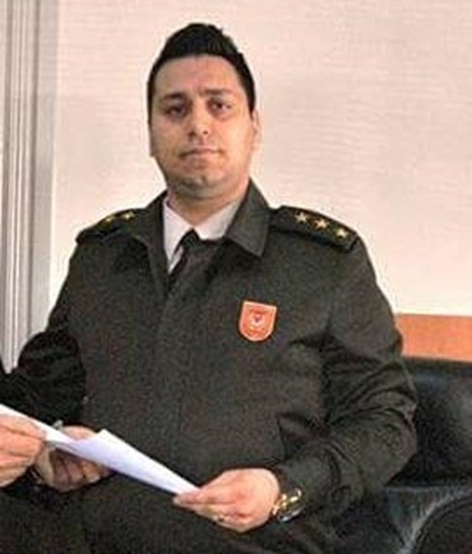 FETÖ'den açığa alınan yüzbaşı, askerlik şubesi önünde intihar etti - 1