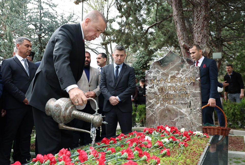 Cumhurbaşkanı Erdoğan'dan Alparslan Türkeş'in kabrine ziyaret - 1