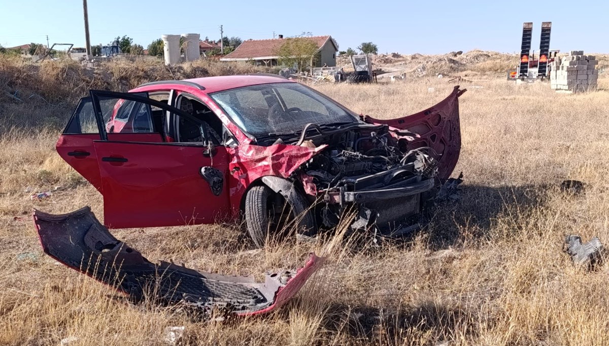 Aksaray'da otomobil yoldan çıktı