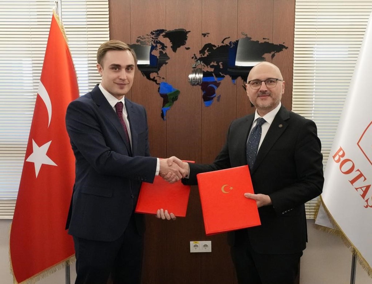 East Gas Energy Trading Genel Müdürü Gaborak ve BOTAŞ Genel Müdürü Özcan (sağda) anlaşmaya imza attı. East Gas Energy Trading Genel Müdürü Gaborak ve BOTAŞ Genel Müdürü Özcan (sağda) anlaşmaya imza attı.