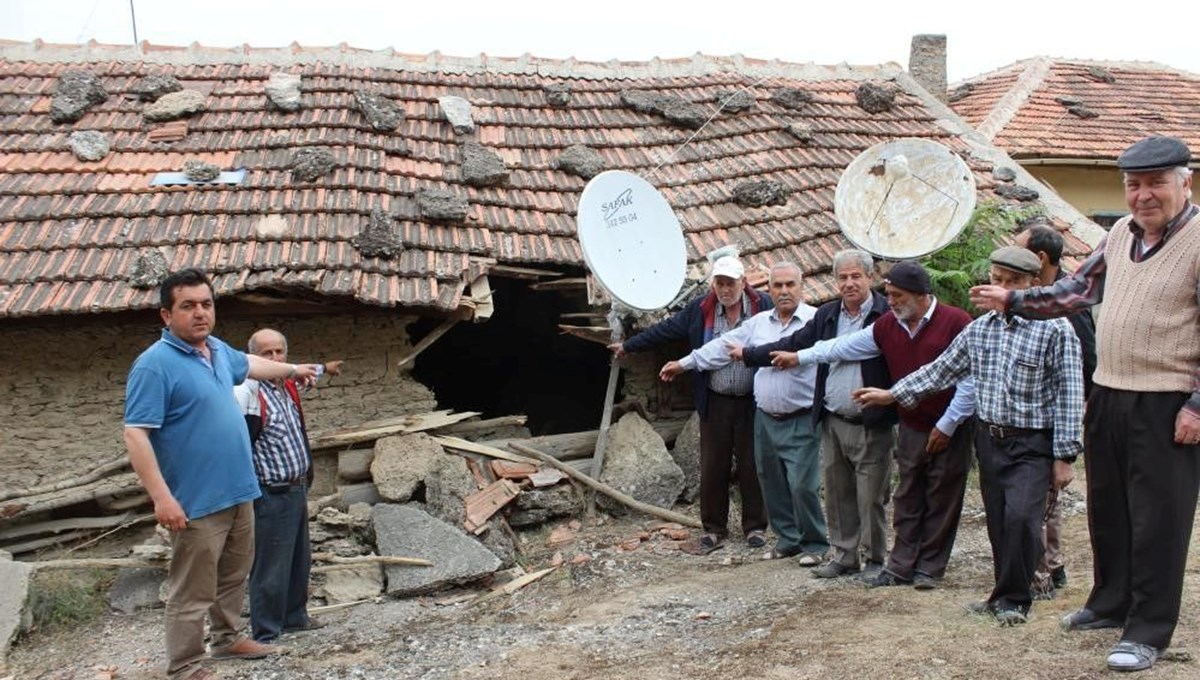 Mahalleye her gün taş yağıyor Mahalleye her gün taş yağıyor