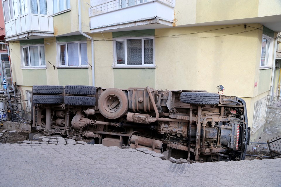 Sivas'ta yol çöktü, kamyon bahçeye devrildi - 1