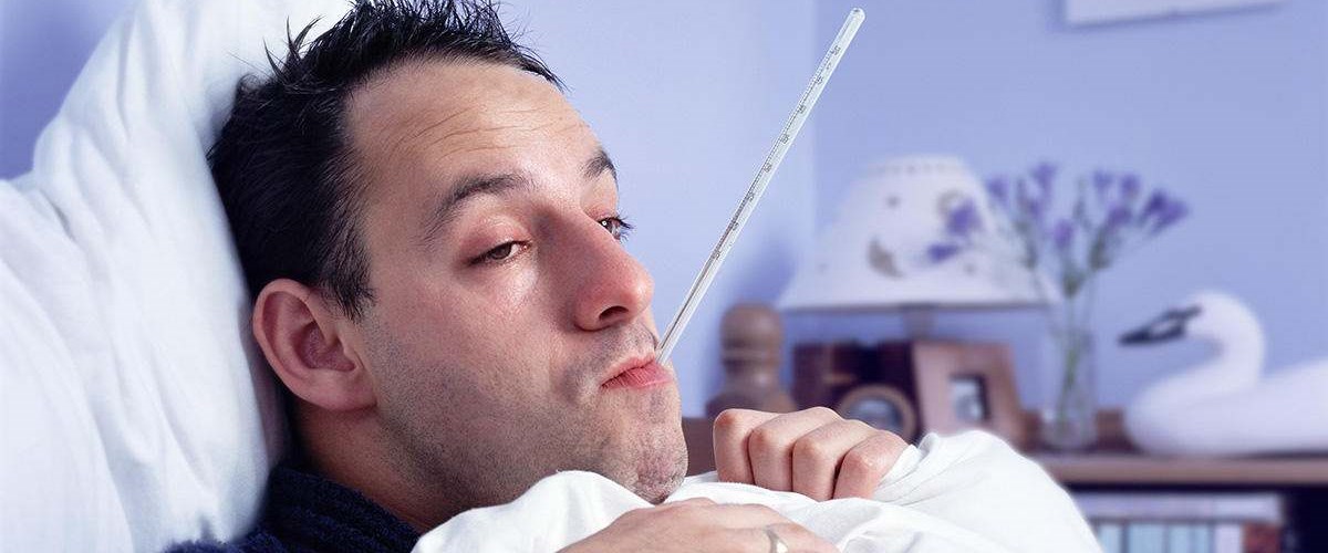 Человек болеет. Молодые люди в больнице. Человек сидит на больничной койке. Как и он больных была. Молодые люди в больнице.