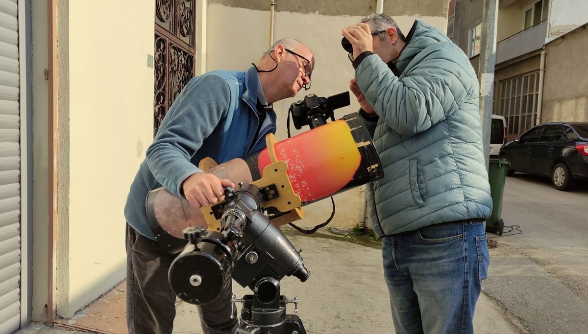 Kendi yaptığı teleskoplarla gezegenlerin fotoğrafını çekiyor