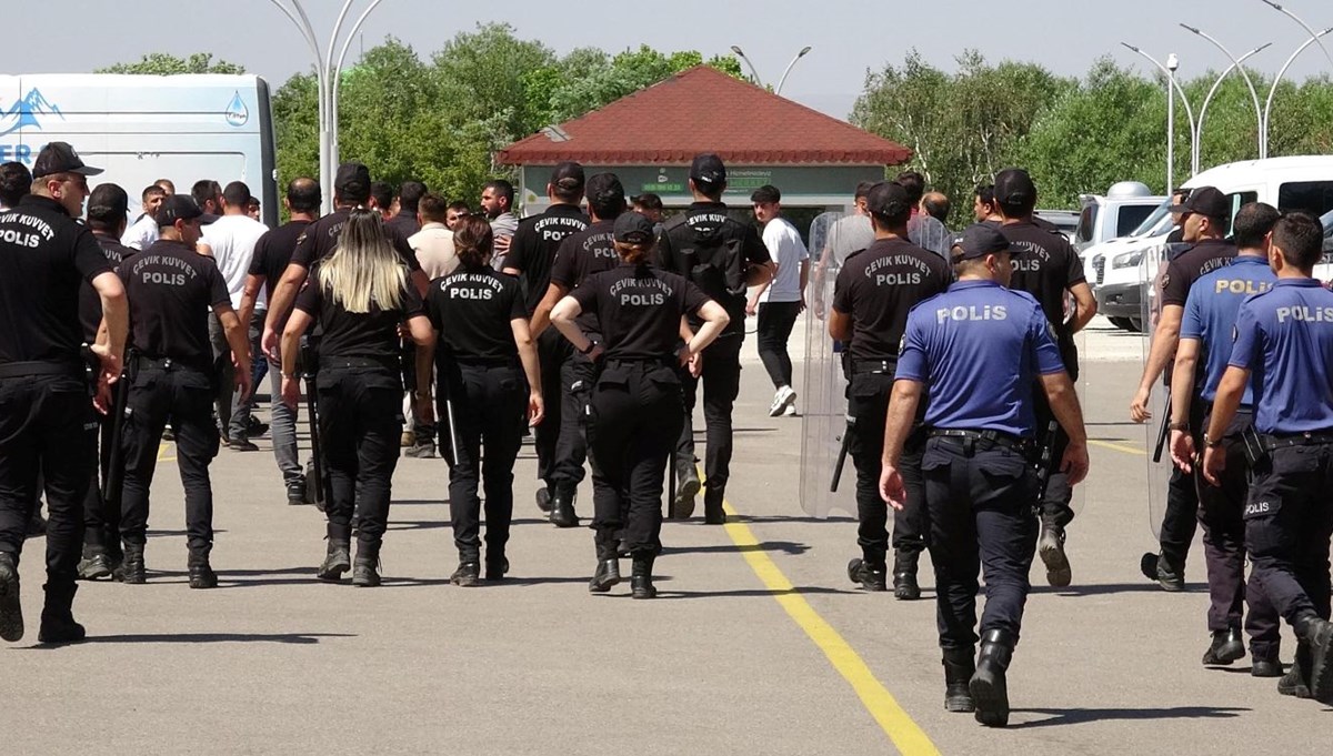 Duruşmaya gelip bıçak ve sopalarla kavga ettiler Duruşmaya gelip bıçak ve sopalarla kavga ettiler