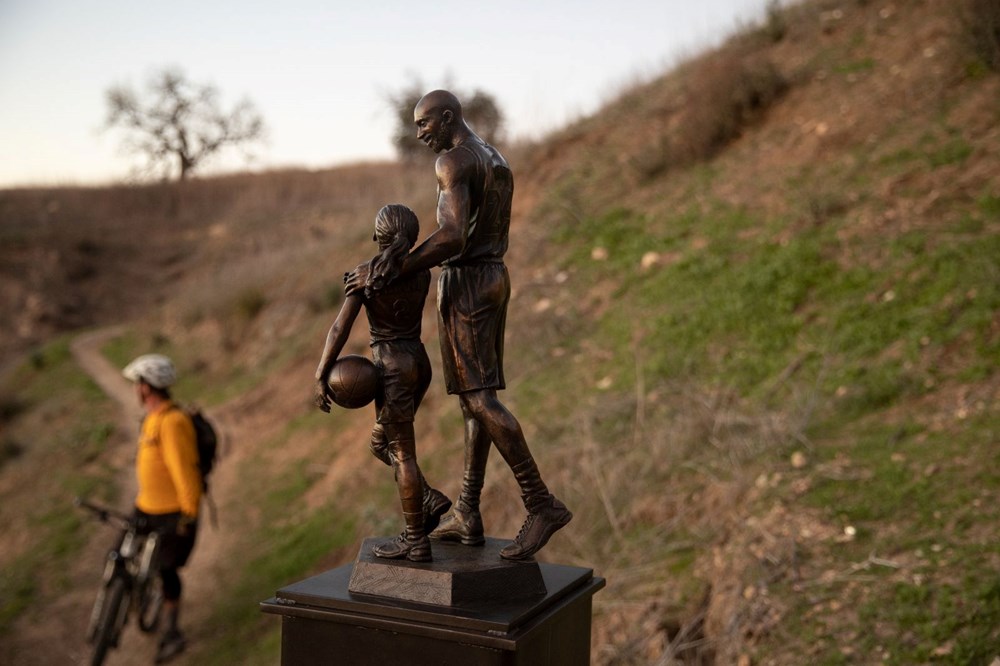 Kobe Bryant ile kızının heykeli öldükleri yere dikildi - 6