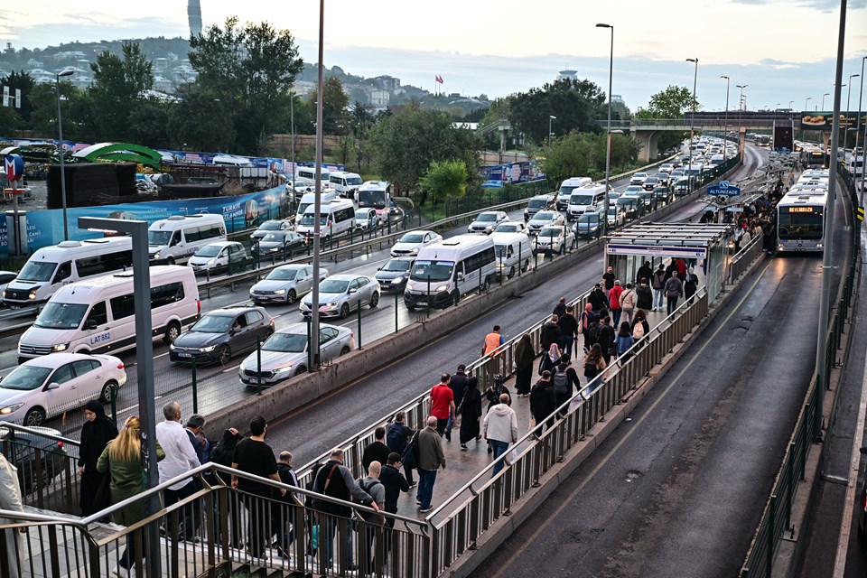 Sağanak İstanbul trafiğini vurdu: Yoğunluk yüzde 87'ye yükseldi - 1