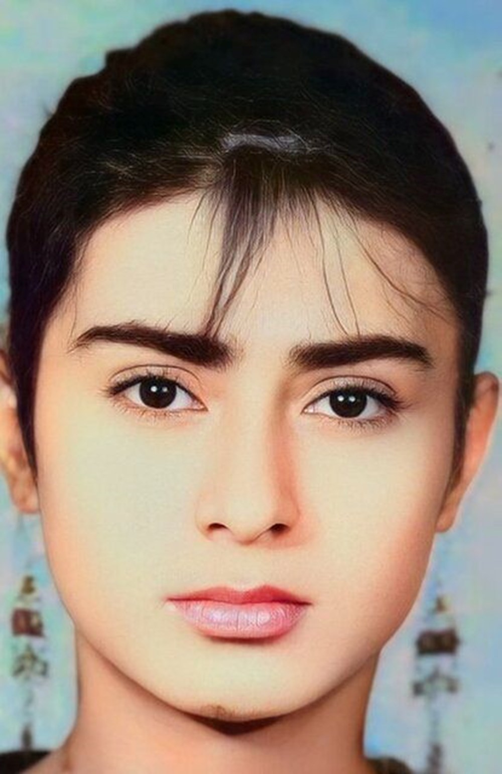 Gizem Karaca 20 yıl evvelki halini paylaştı (Ünlülerin çocukluk ve gençlik halleri) 136