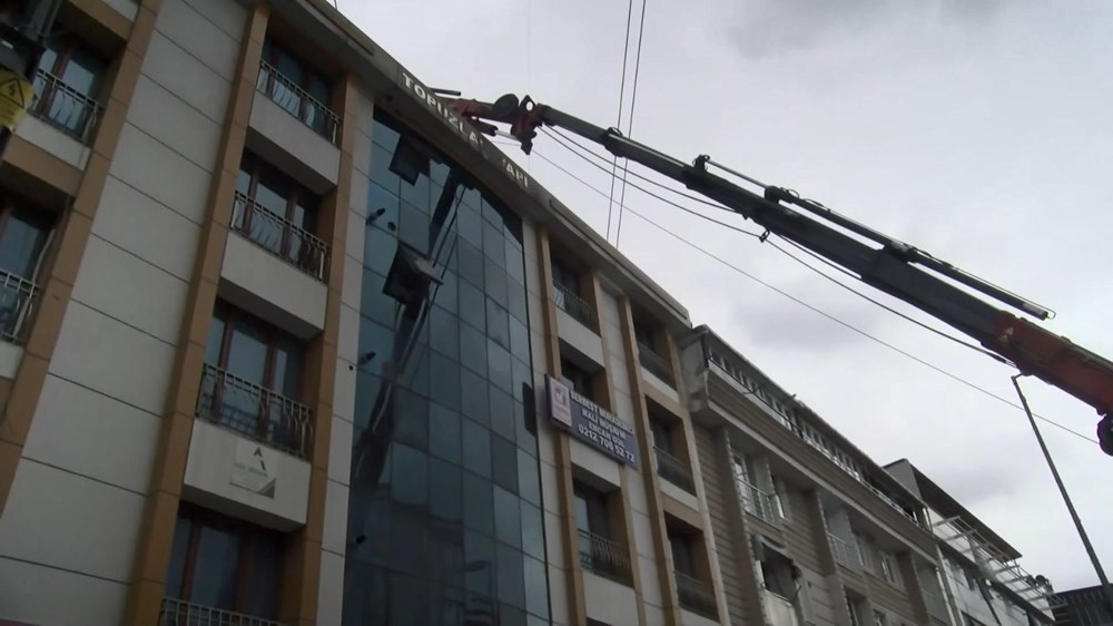 Esenyurt'ta vinç yüksek gerilim hattına değdi, yeraltı kabloları patladı: 1 yaralı - 5