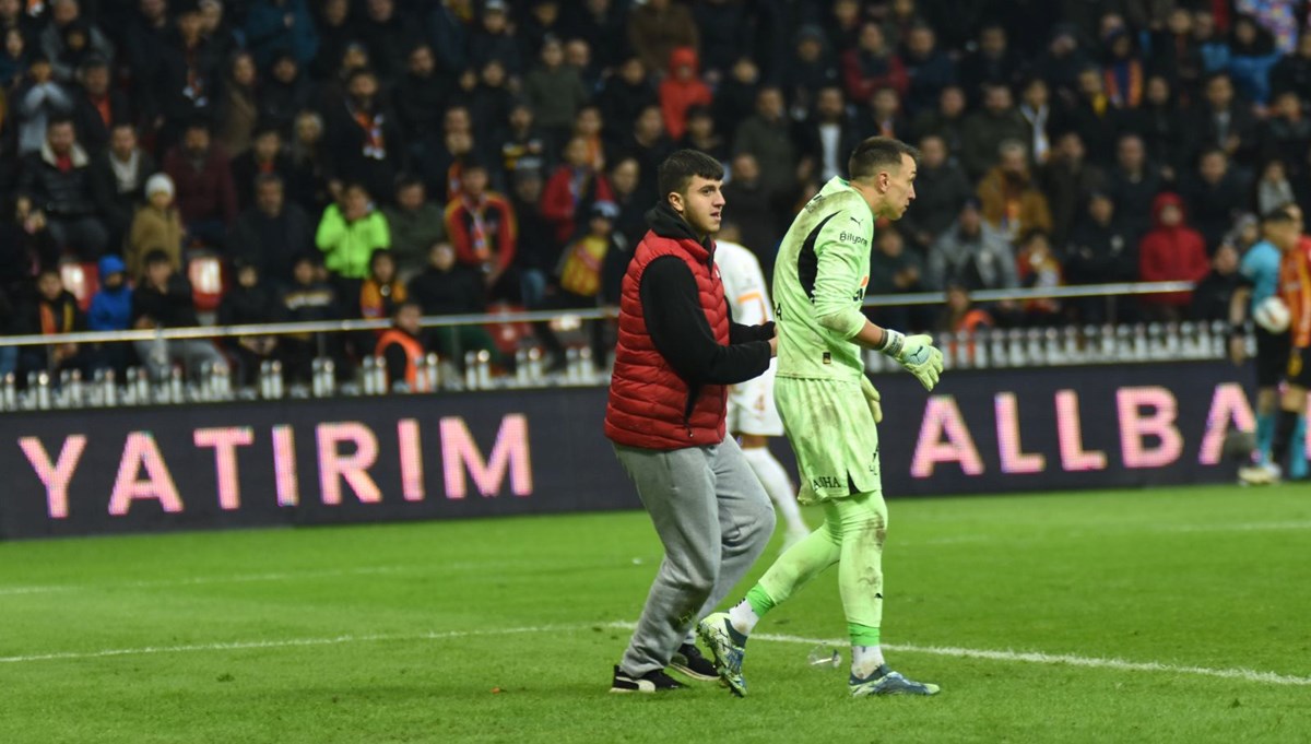 Galatasaray maçında sahaya taraftar daldı: Muslera'yla fotoğraf çekilmek isteyince tepki gördü