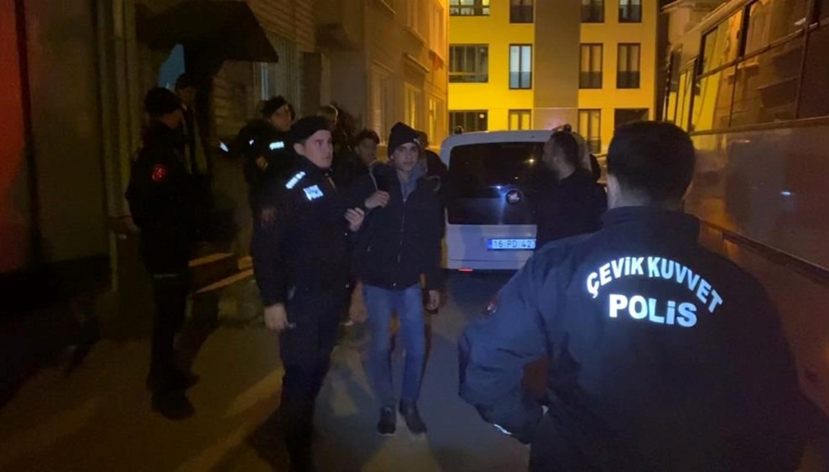 Ülkeye kaçak yollarla giren 12 Suriyeli göçmen yakalandı Ülkeye kaçak yollarla giren 12 Suriyeli göçmen yakalandı