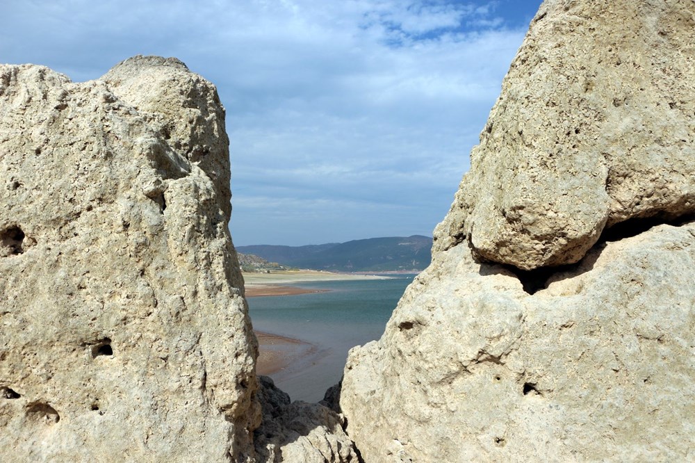 Barajın suyu çekilince, kayalığa yürüyerek gidilmeye başlandı - 10