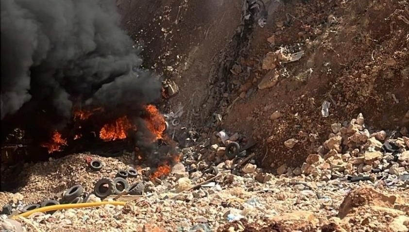 Atık malzeme alanı yandı