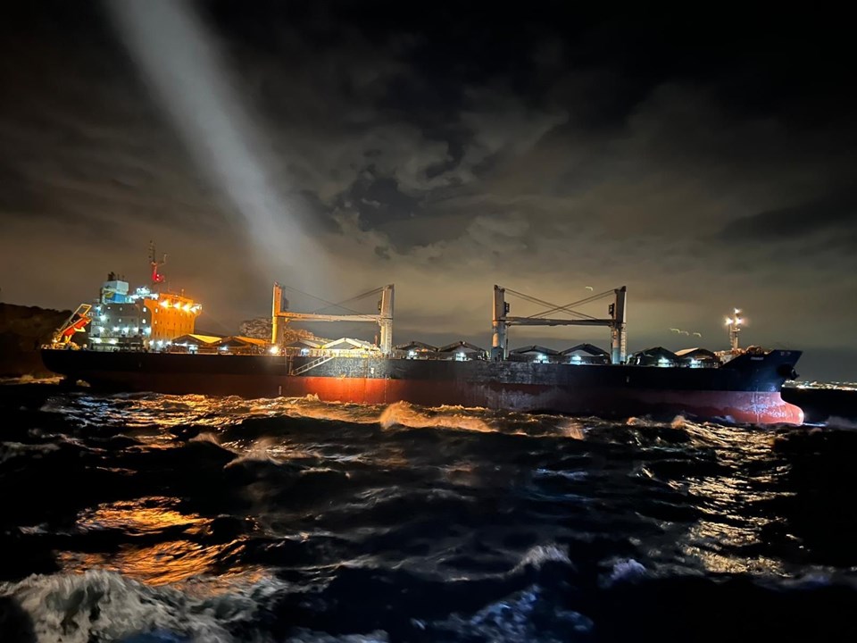 Marmara Denizi'nde tahıl gemisi karaya oturdu - 1