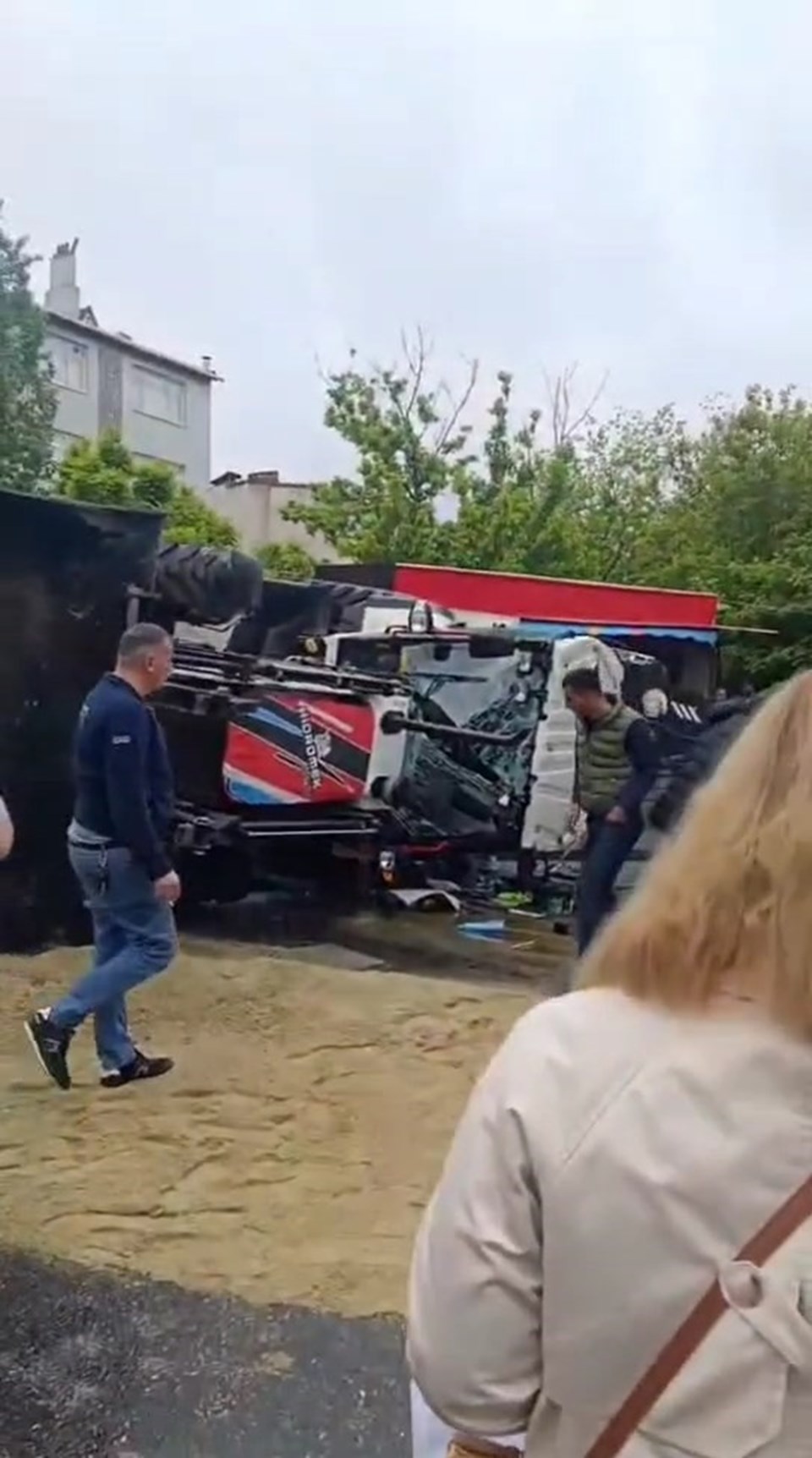 Önce araçlara çarptı sonra devrildi: Bayrampaşa'da feci kaza - 1