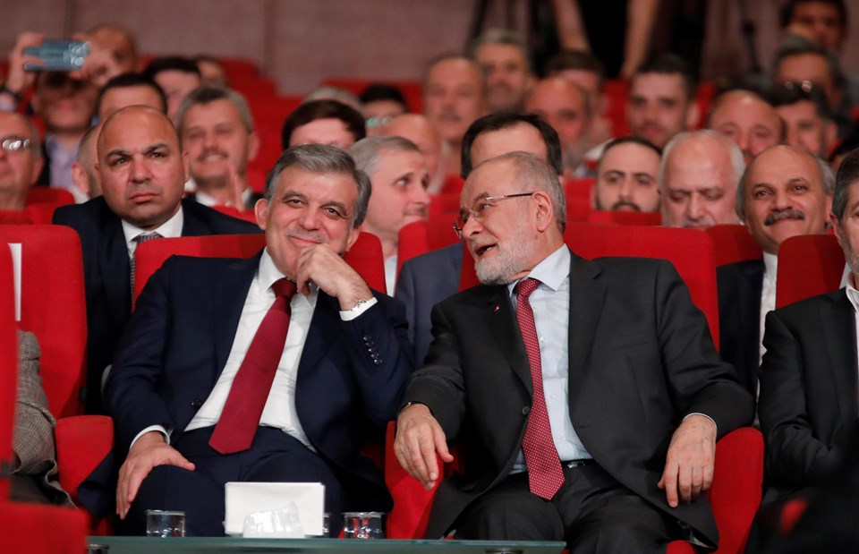 Abdullah Gül ile Karamollaoğlu ödül töreninde bir araya geldi - 1