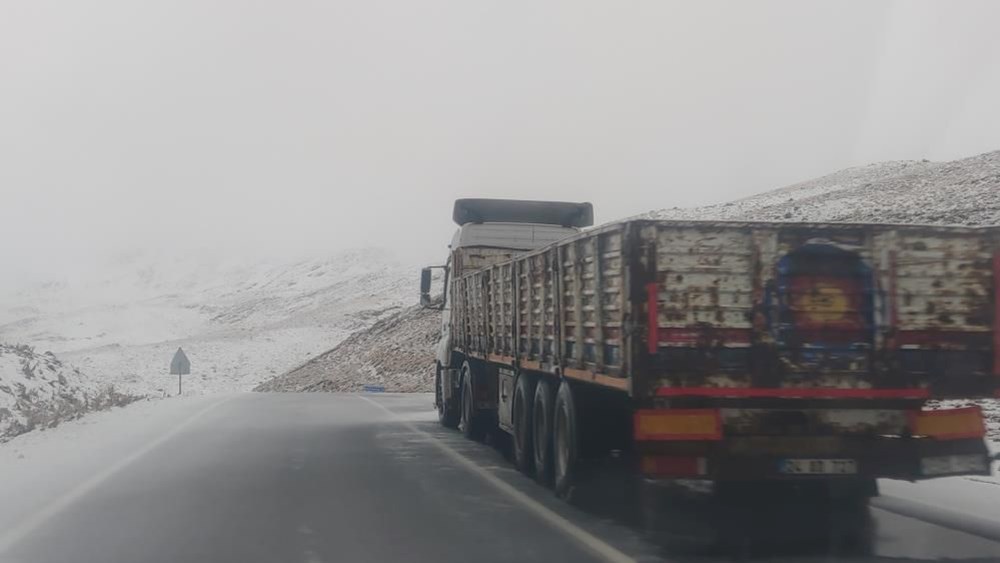 Mevsimin ilk kar yağışı düştü: Ekipler tuzlama yapıyor - 3
