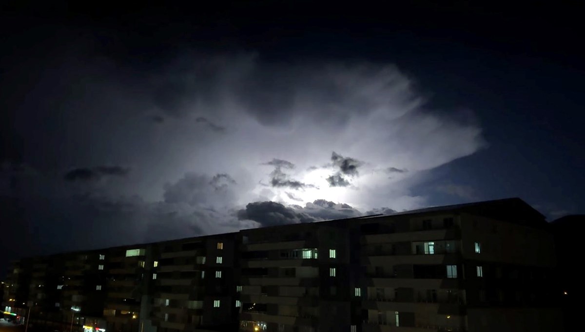 Bitlis'te şimşekler geceyi aydınlattı