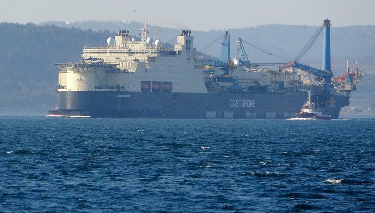 Boru döşeme gemisi Çanakkale Boğazı'ndan geçti