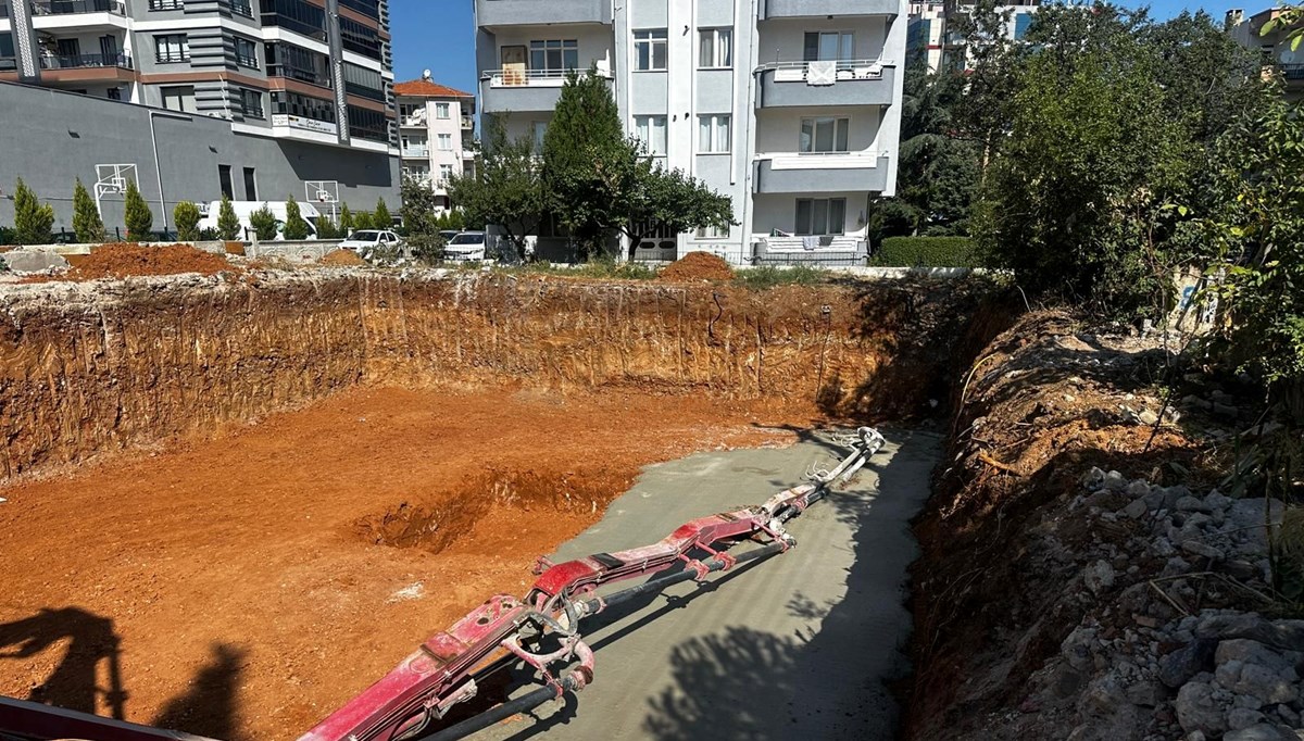 Uşak'ta 2 işçinin üzerine beton pompası düştü