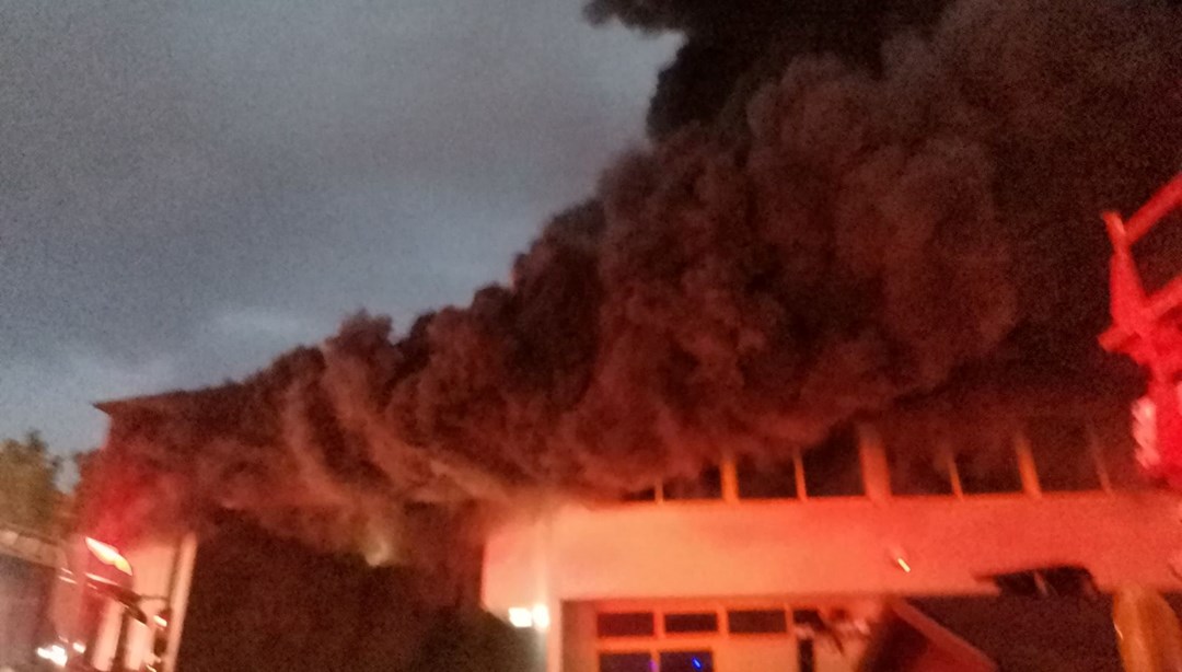 İzmir'de iki fabrikada yangın