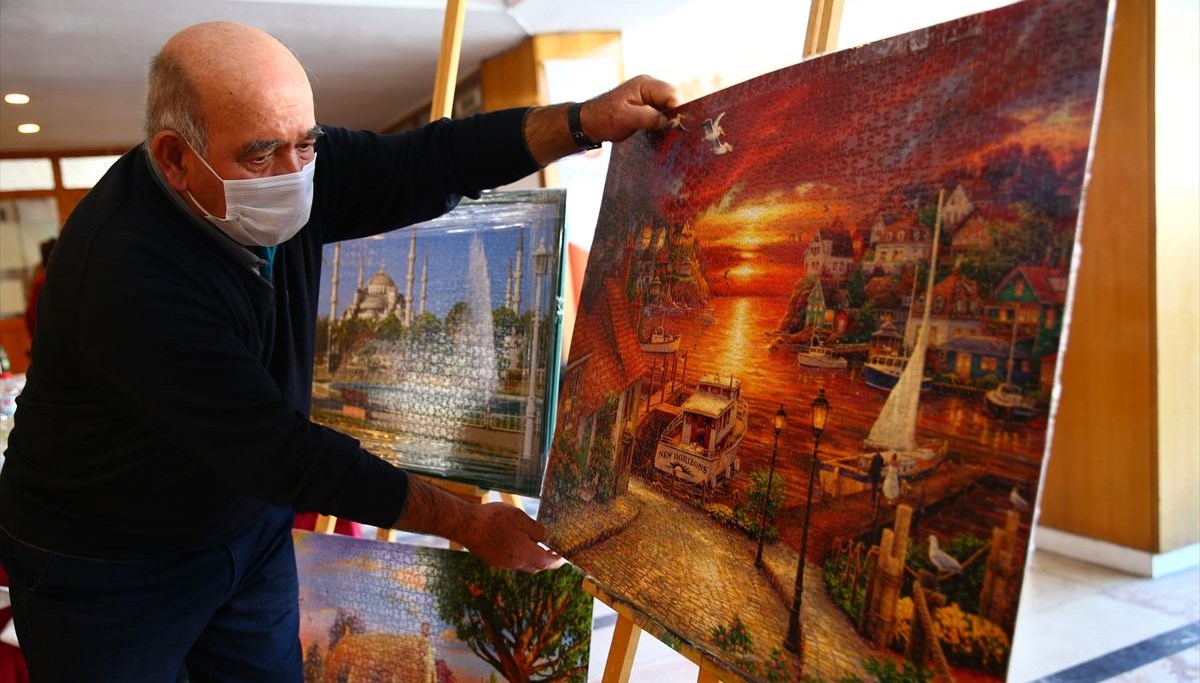 Emekliliğinde yapboza merak saldı, 79 yaşında sergi açtı Emekliliğinde yapboza merak saldı, 79 yaşında sergi açtı