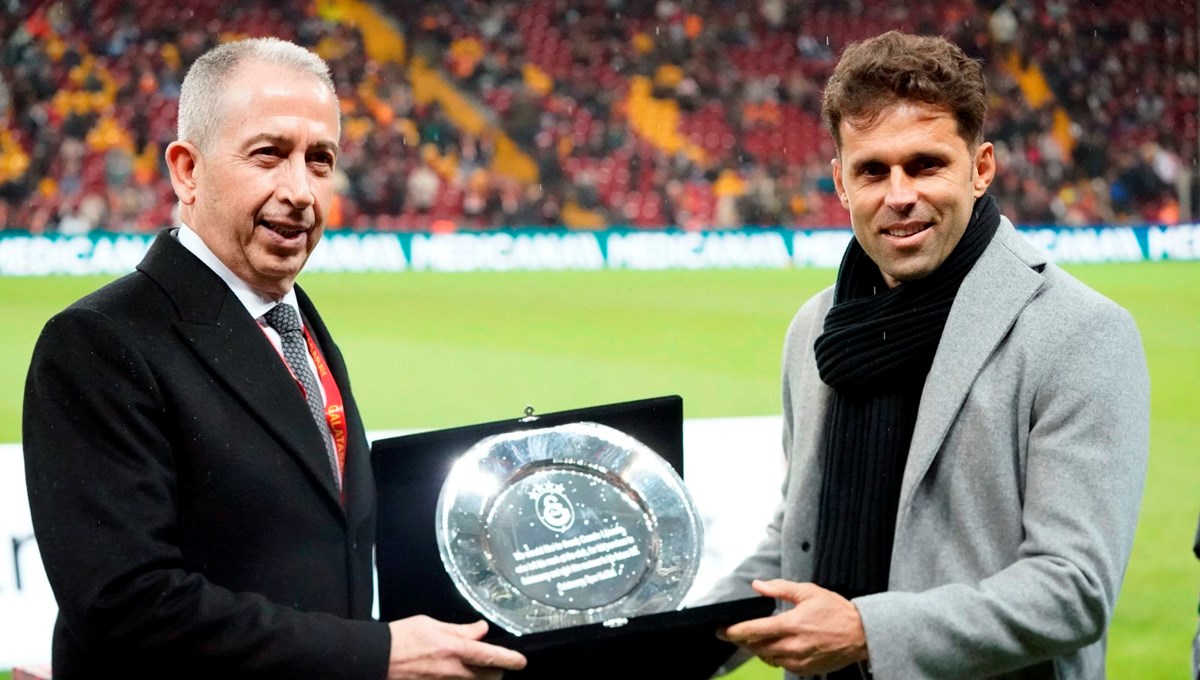 Galatasaray'da maç öncesi Lincoln'e plaket verildi