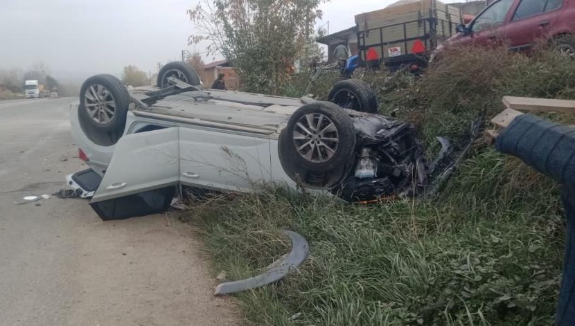 Kastamonu'da otomobil ile kamyonet çarpıştı: 3 yaralı