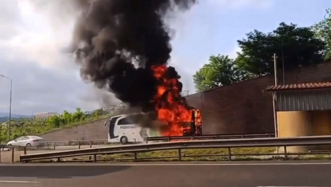 Yolcu otobüsü alev alev yandı