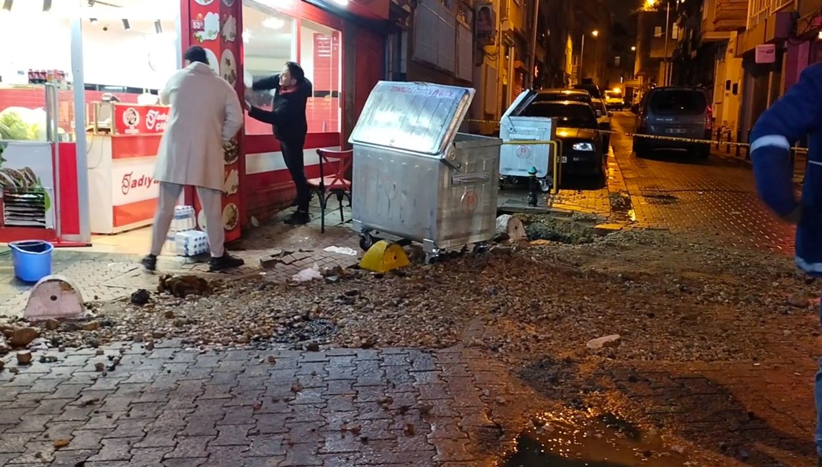 Kadıköy'de kanalizasyon borusu patladı: Fışkıran su metrelerce yükseldi